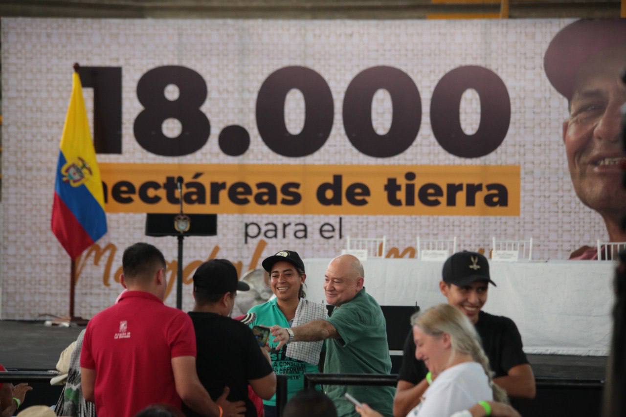 Campesinos de La Dorada reciben tierras
